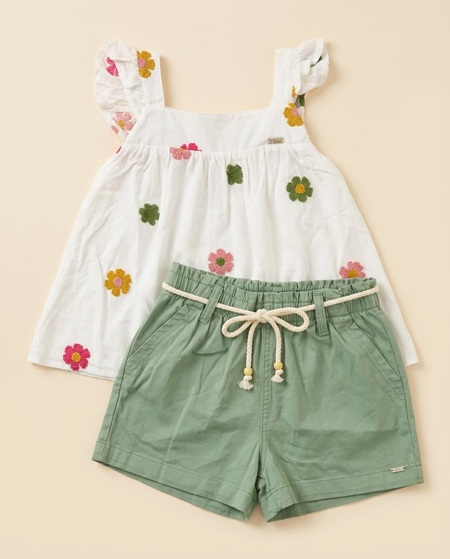 Conjunto flores e short verde