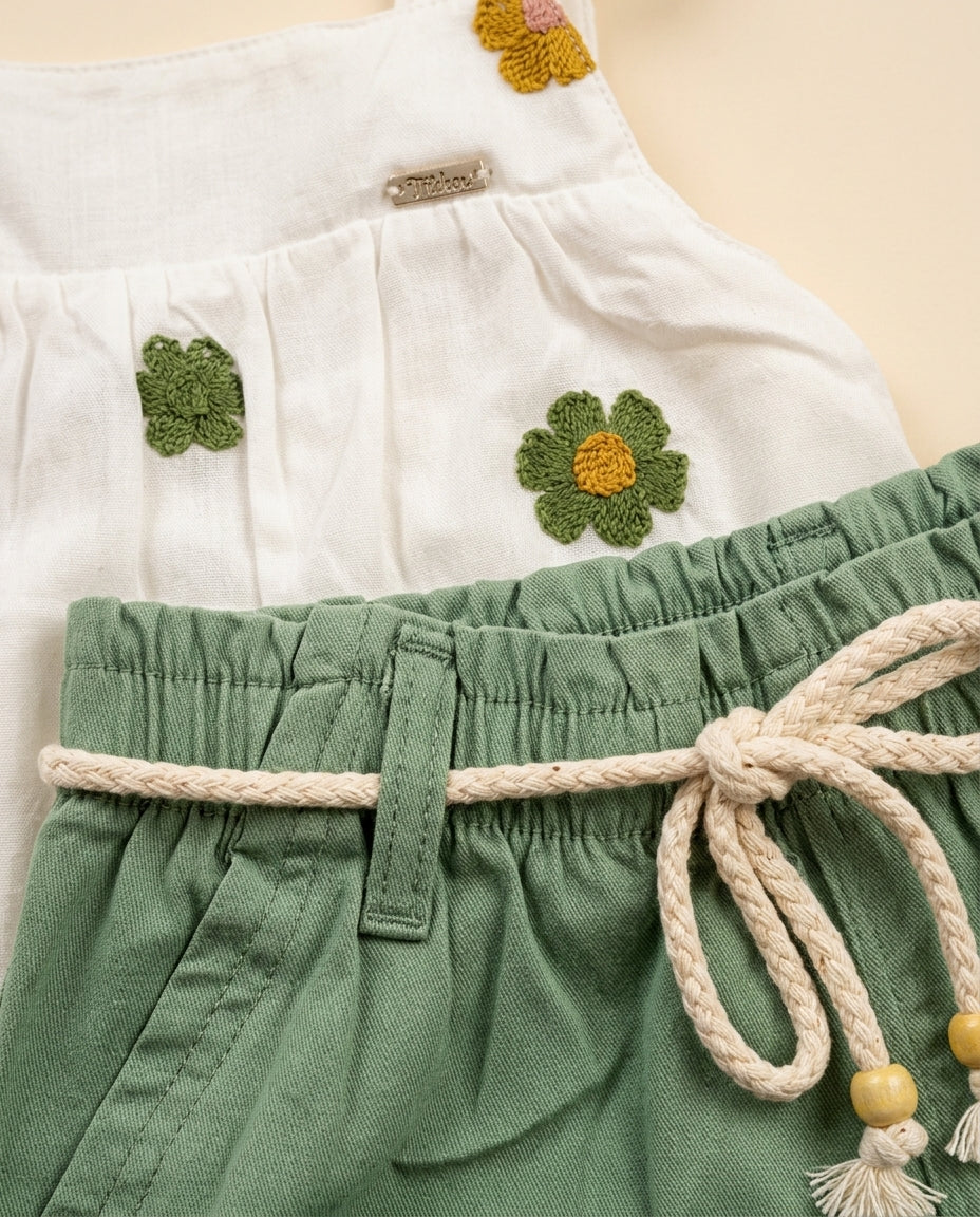 Conjunto flores e short verde